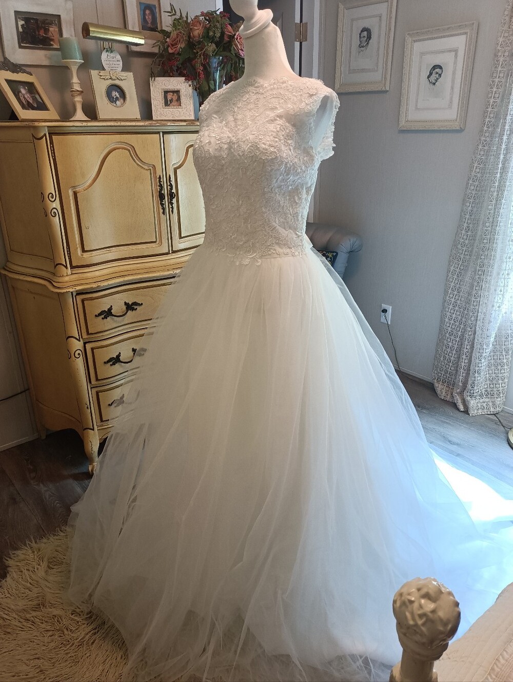 Hebeos White Princess Style Wedding Gown Mint Condition.